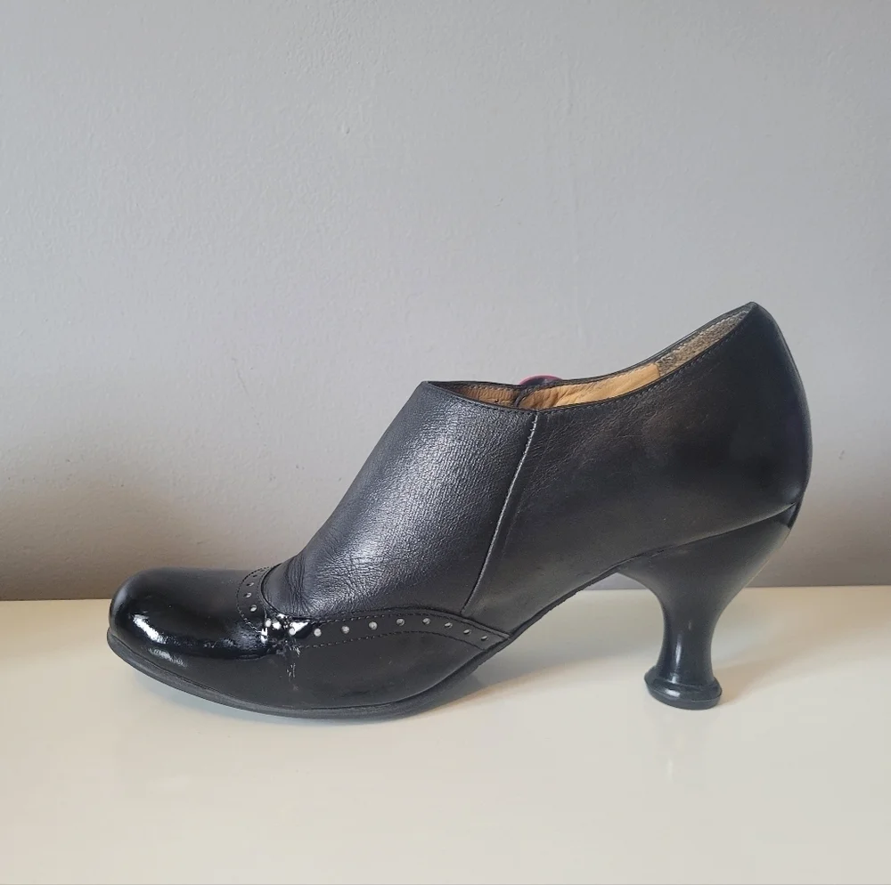 Fluevog Bellevue Ella Baker Brogued Heel With Cutout, GUC, Size 6 - Picture 8 of 11